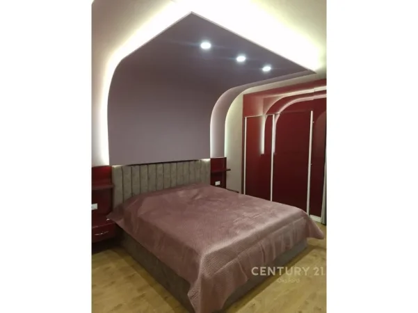 Tirane, jap me qera apartament 2+1 Kati 3, 89 m² 900 € (Prane Pazarit te Ri)