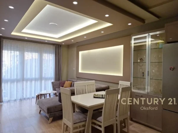 Tirane, jap me qera apartament 2+1 Kati 3, 89 m² 900 € (Prane Pazarit te Ri)