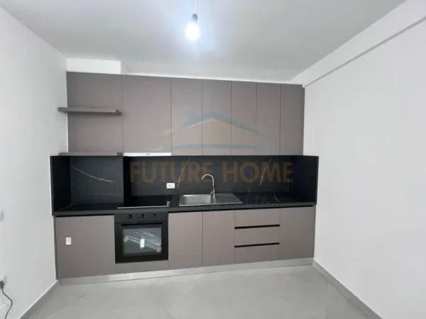 Tirane, jepet me qera apartament 2+1, Kati 5, 87 m² 520 € (Rruga e Dibrës)