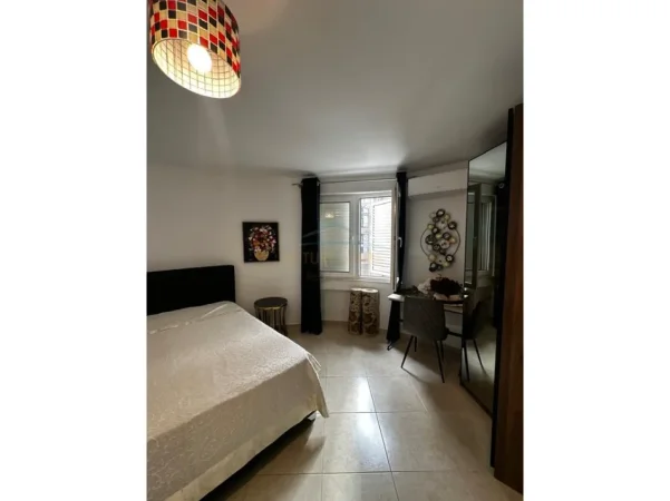 Tirane, jepet me qera apartament 3+1 Kati 7, 112 m² 1.400 € (Selvia)