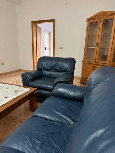 Tirane, jepet me qera apartament 2+1+Aneks+Ballkon Kati 2, 150 m² 450 € (zogu i zi)