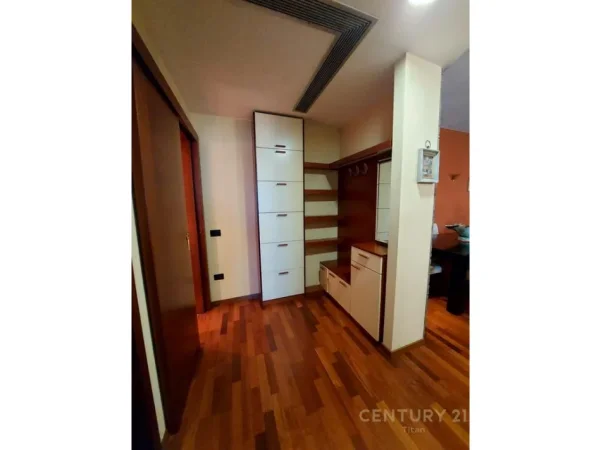Tirane, jepet me qera apartament 2+1 Kati 8, 103 m² 700 € (Rruga Barrikadave)