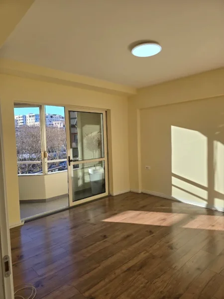 Tirane, jepet me qera zyre Kati 2, 80 m² 900 € (Qender)