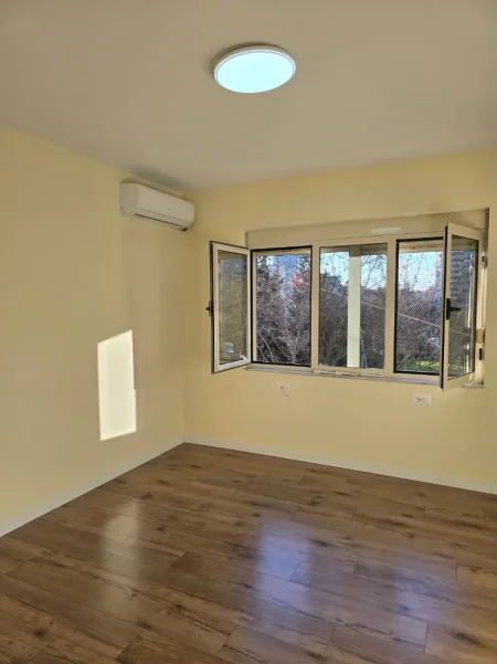 Tirane, jepet me qera zyre Kati 2, 80 m² 900 € (Qender)