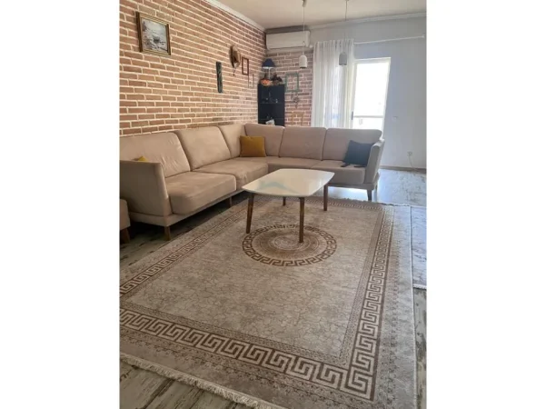 Tirane, jepet me qera apartament 2+1 Kati 7, 80 m² 750 € (KOMUNA E PARISIT)