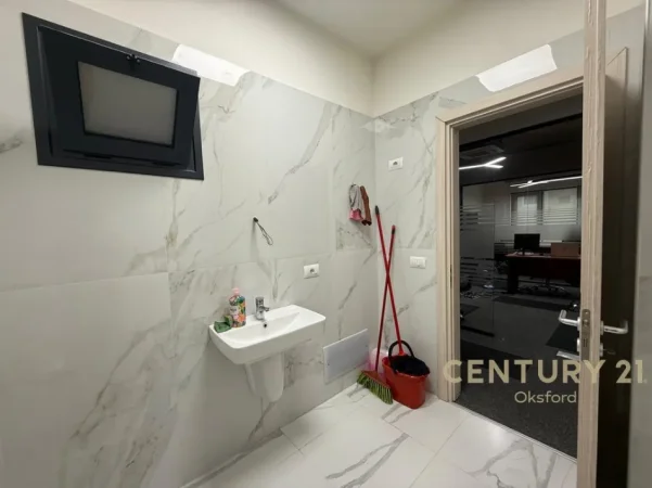 Tirane, jepet me qera apartament 3+1 Kati 2, 2.200 € (rr. kosovareve)