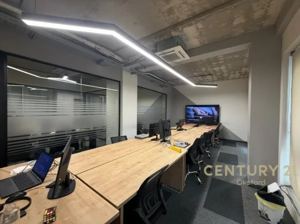 Tirane, jepet me qera apartament 3+1 Kati 2, 2.200 € (rr. kosovareve)