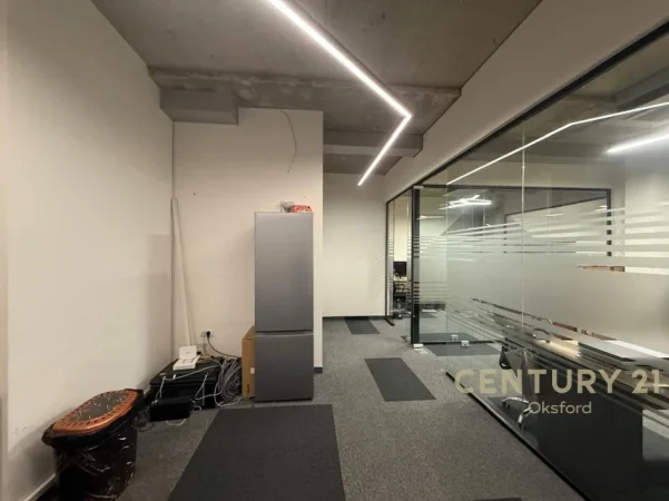 Tirane, jepet me qera apartament 3+1 Kati 2, 2.200 € (rr. kosovareve)