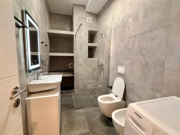 Tirane, jepet me qera 1+1 Kati 7, 80 m² 850 € 