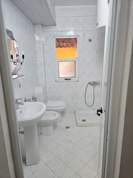 Tirane, jepet me qera apartament 1+1 Kati 3, 65 m² 430 € (PORCELAN)