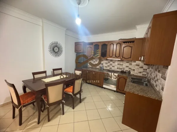 Tirane, jepet me qera apartament 2+1+Ballkon Kati 1, 124 m² 500 € (astir)