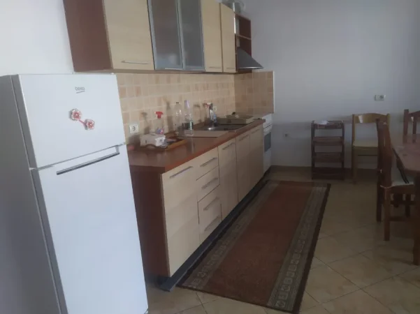 Tirane, jepet me qera apartament 1+1 , 70 m² 500 € (Qender Rruga Riza Cerova)