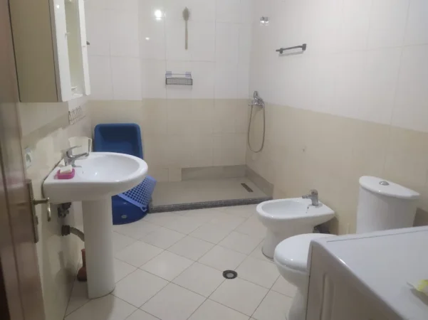Tirane, jepet me qera apartament 1+1 , 70 m² 500 € (Qender Rruga Riza Cerova)
