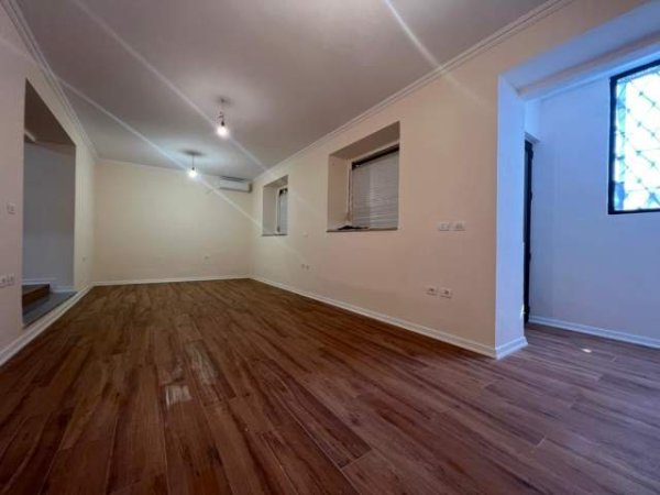 Tirane, jepet me qera zyre Kati 0, 85 m² 600 Euro (rruga e durresit)