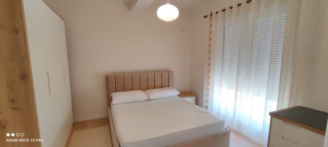 Tirane, jepet me qera apartament Kati 7, 90 m² 550 Euro (prane Godines 15)