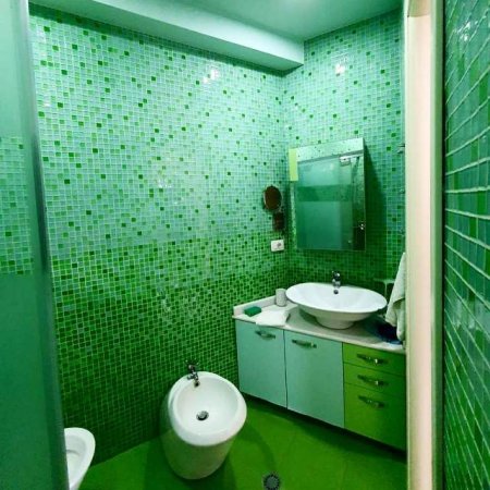 Tirane, jepet me qera apartament 1+1 Kati 4, 400 Euro (Kristal Center)