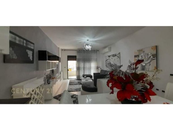 Tirane, jepet me qera apartament Kati 5, 97 m² 700 Euro (Tirana, Albania)