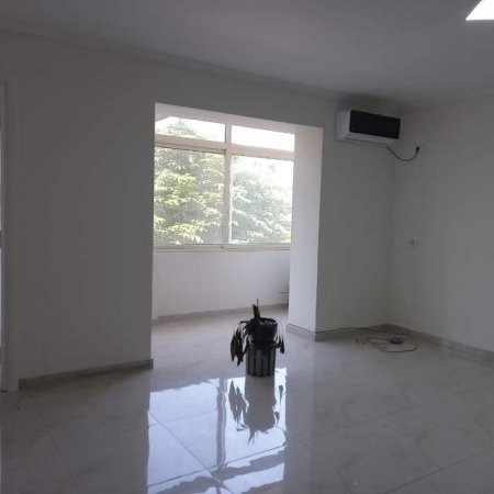 Tirane, jepet me qera ambjent biznesi Kati 2, 50 m² 350 Euro (Kongresi Manastirit,QSUT)