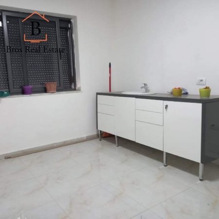 Tirane, jepet me qera ambjent biznesi Kati 2, 50 m² 350 Euro (Kongresi Manastirit,QSUT)