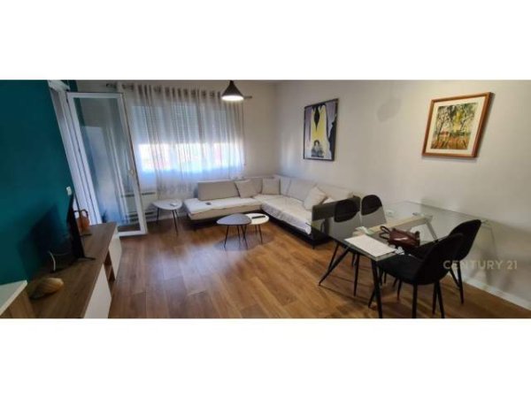 Tirane, jepet me qera apartament Kati 4, 68 m² 600 Euro (Pazari I ri Tirana, Albania)