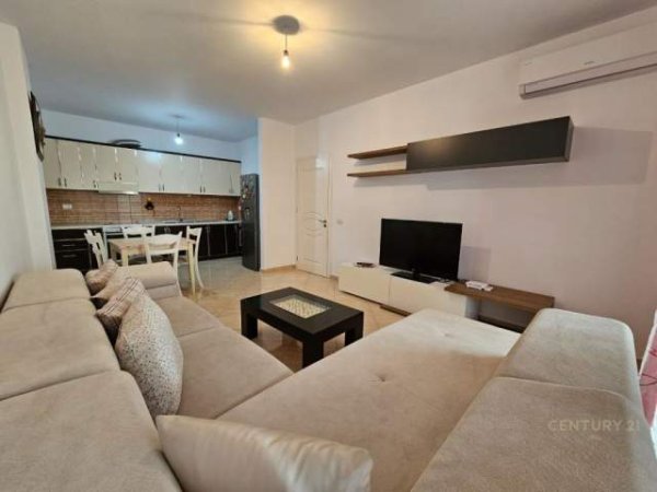 Tirane, jepet me qera apartament Kati 8, 95 m² 400 Euro (Rruga Besim Alla, Pallatet Cabej Tirana, Albania)