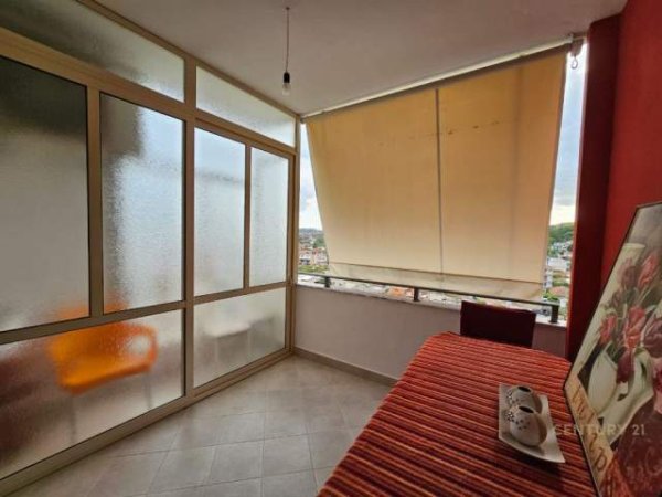Tirane, jepet me qera apartament Kati 8, 95 m² 400 Euro (Rruga Besim Alla, Pallatet Cabej Tirana, Albania)