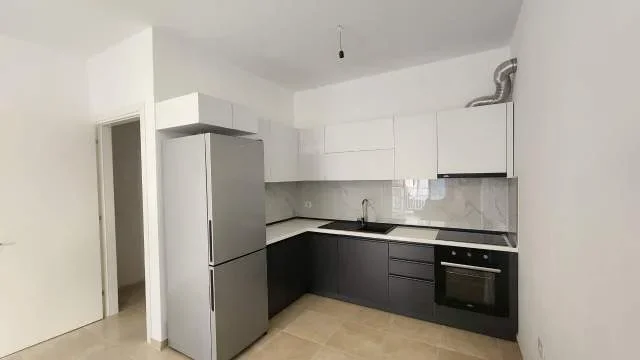 Tirane, jepet me qera apartament 2+1+BLK Kati 1, 80 m² 500 Euro (rruga Barrikadave)