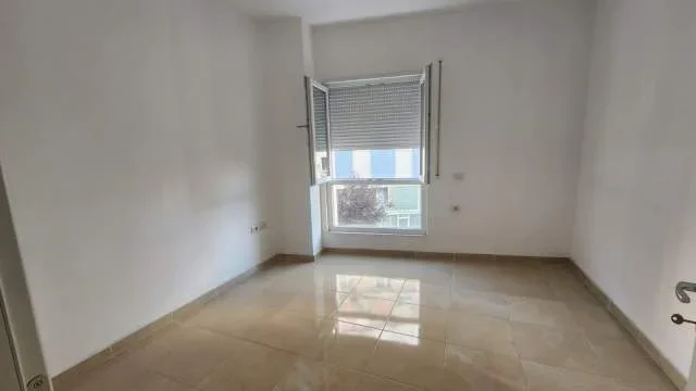 Tirane, jepet me qera apartament 2+1+BLK Kati 1, 80 m² 500 Euro (rruga Barrikadave)