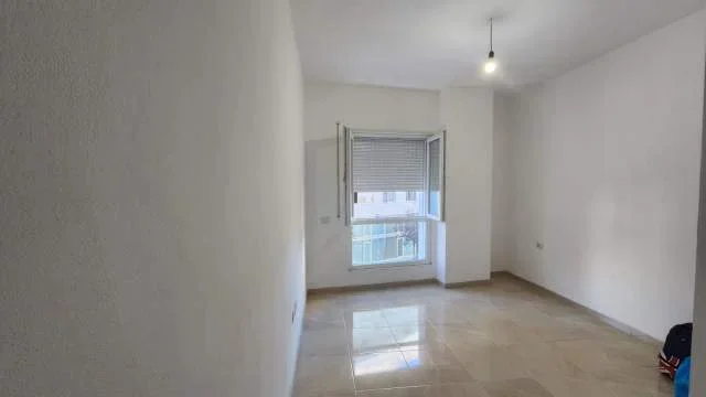 Tirane, jepet me qera apartament 2+1+BLK Kati 1, 80 m² 500 Euro (rruga Barrikadave)