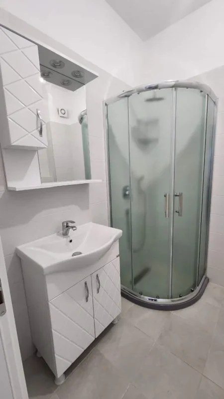 Tirane, jepet me qera apartament 2+1+BLK Kati 1, 80 m² 500 Euro (rruga Barrikadave)