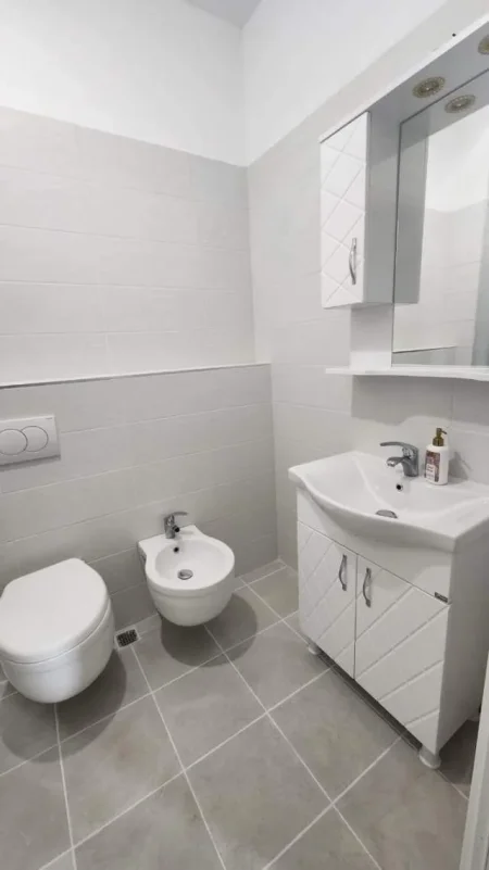 Tirane, jepet me qera apartament 2+1+BLK Kati 1, 80 m² 500 Euro (rruga Barrikadave)