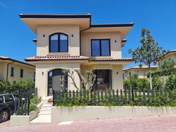 Tirane, jepet me qera Vile 3 Katshe 350 m² 3.000 Euro (Rruga e Vilave, Teg)