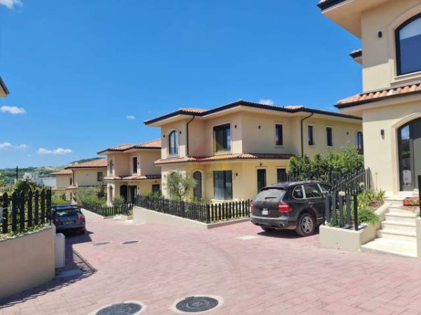Tirane, jepet me qera Vile 3 Katshe 350 m² 3.000 Euro (Rruga e Vilave, Teg)