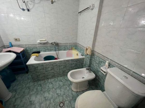 Tirane, jepet me qera apartament 2+1+A+BLK Kati 7, 110 m² 600 Euro (Rruga Andon Zako Cajupi)