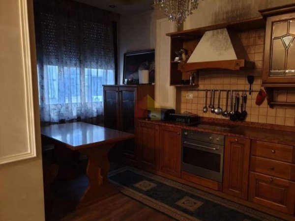 Tirane, jepet me qera 2+1+A Kati 2, 140 m² 1.200 Euro, (Bllok)