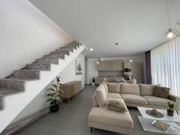 Tirane, jepet me qera apartament duplex 3+1 Kati 0, 175 m² 1.600 Euro (liqeni thate)