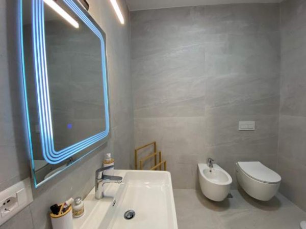 Tirane, jepet me qera apartament duplex 3+1 Kati 0, 175 m² 1.600 Euro (liqeni thate)