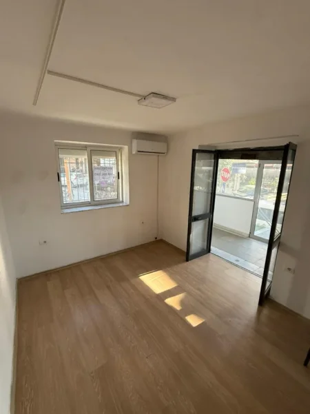 🏢 Jepet me Qera Ambient Biznesi vij e pare, Afer Rruges Elbasanit,