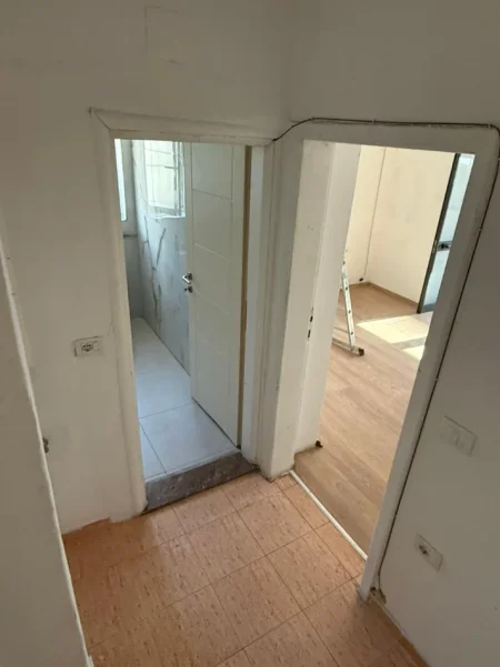 🏢 Jepet me Qera Ambient Biznesi vij e pare, Afer Rruges Elbasanit,