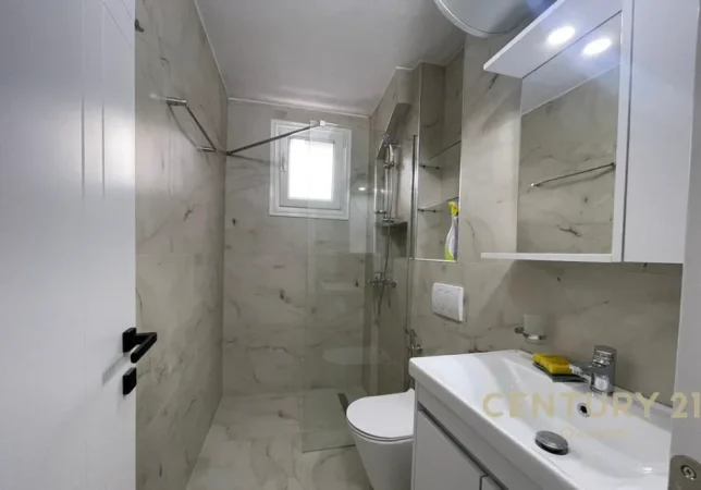 Tirane, jepet me qera apartament 2+1 Kati 4, 70 m² 650 € (Rruga Muhamet Gjollesha)