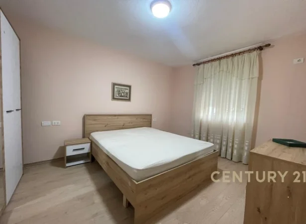 Tirane, jepet me qera apartament 2+1 Kati 4, 70 m² 650 € (Rruga Muhamet Gjollesha)