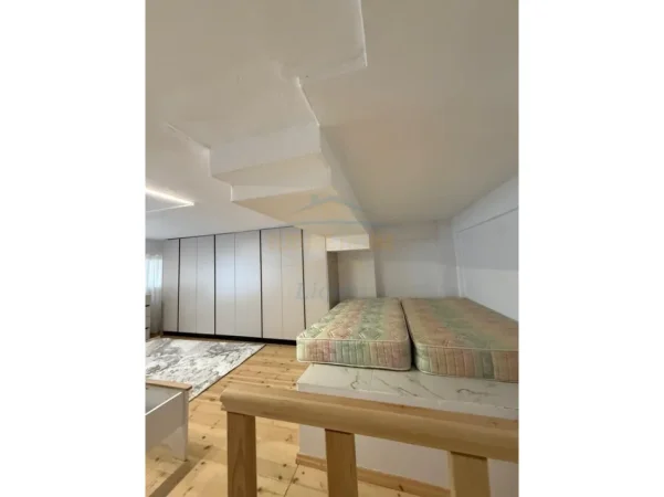 Tirane, jepet me qera apartament duplex 1+1 Kati 1, 70 m² 650 € (Rruga e Dibrës)