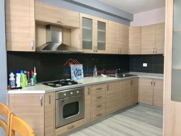 Tirane, jepet me qera apartament 2+1+Ballkon Kati 5, 80 m² 650 € (Rruga e Kavajes)