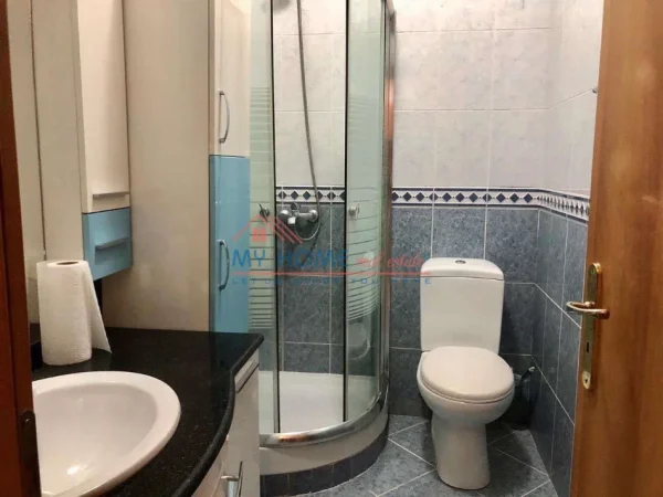 Tirane, jepet me qera apartament 2+1+Ballkon Kati 5, 80 m² 650 € (Rruga e Kavajes)