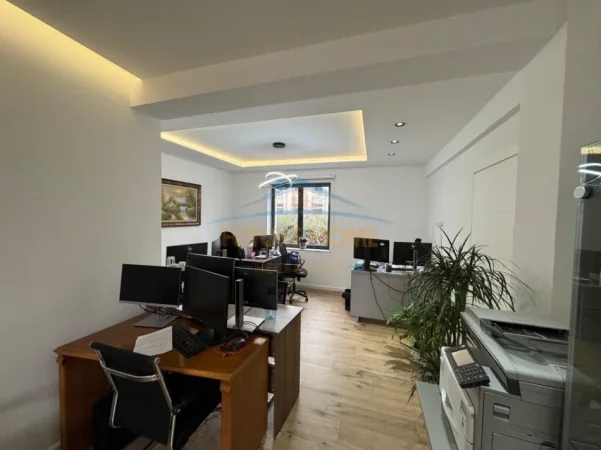 Tirane, jepet me qera ambjent biznesi Kati 1, 72 m² 1.100 € (Bulevardi Zogu i 1)