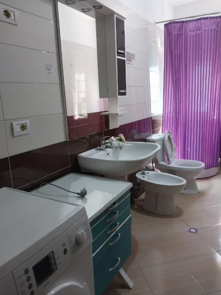 Tirane, jepet me qera apartament 2+1+Ballkon Kati 2, 80 m² 400 € (Prane Ana Market)