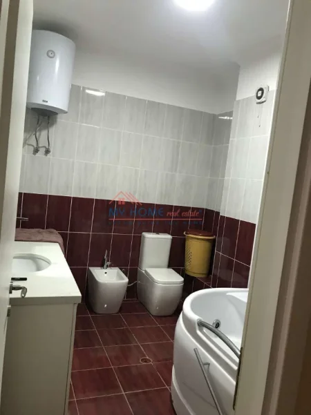Tirane, jepet me qera apartament 2+1+Ballkon Kati 3, 136 m² 725 € (Liqeni i Thate)