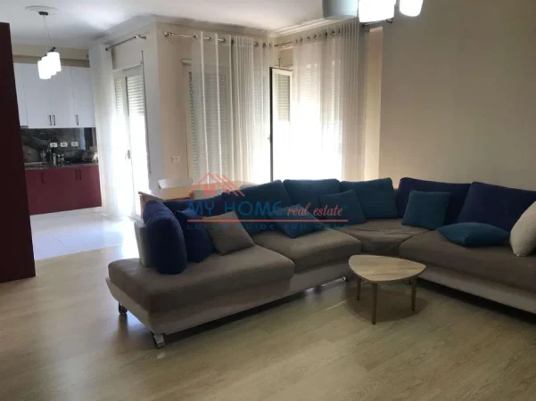 Tirane, jepet me qera apartament 2+1+Ballkon Kati 3, 136 m² 725 € (Liqeni i Thate)
