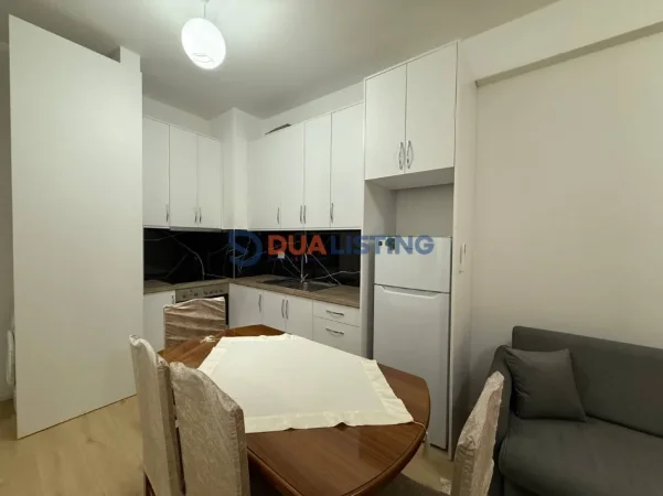 Tirane, jepet me qera apartament 1+1 , 60 m² 400 € (Ali Demi)