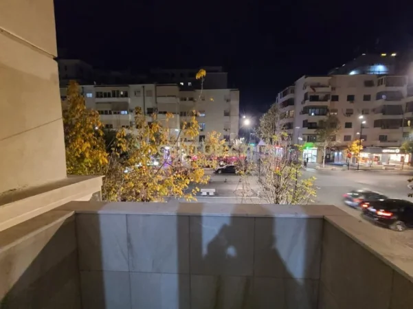 Tirane, jepet me qera zyre Kati 1, 75 m² 1.050 € (Bulevardi i ri)